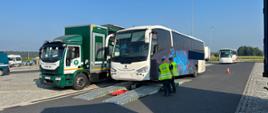Fotografia prezentująca Mobilną Stację Diagnostyczną w czasie prowadzenia badania autobusu.