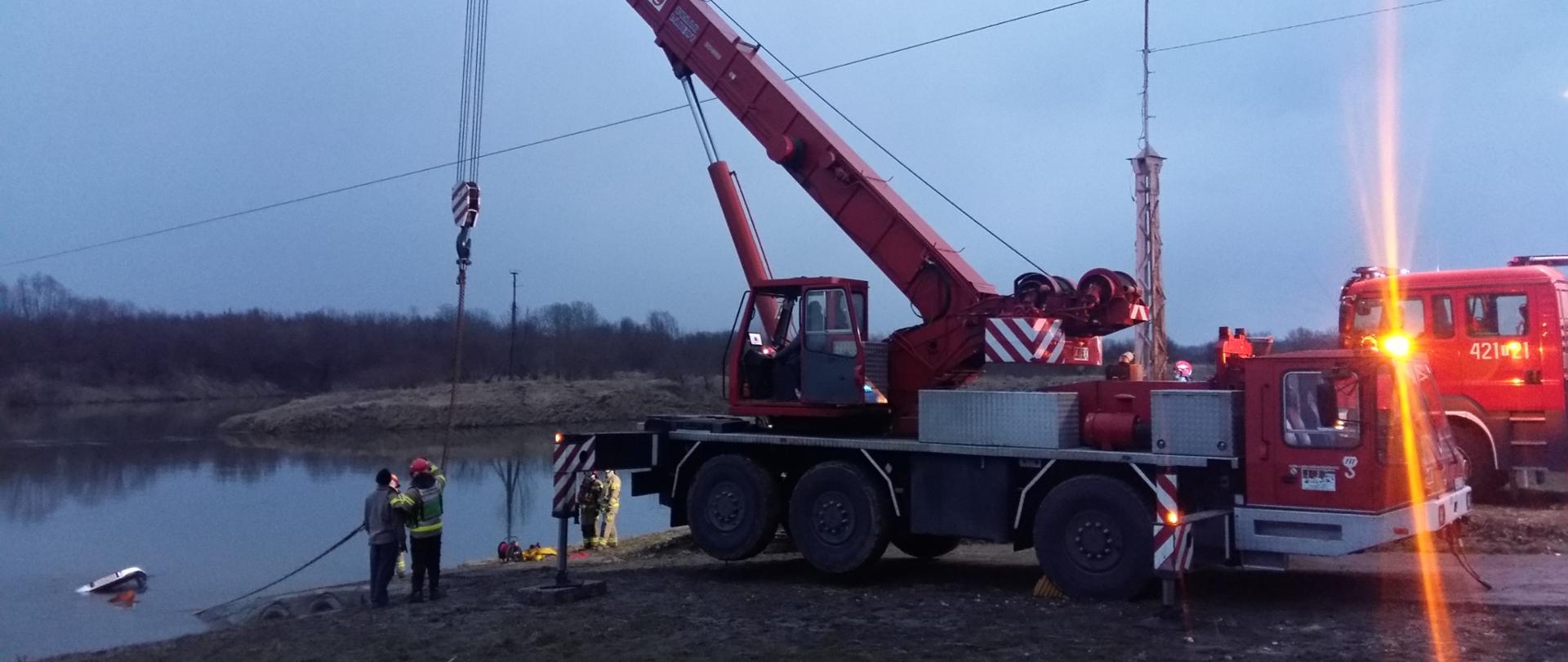 Zatopiony ciągnik rolniczy w rzece w miejscowości Opatowiec