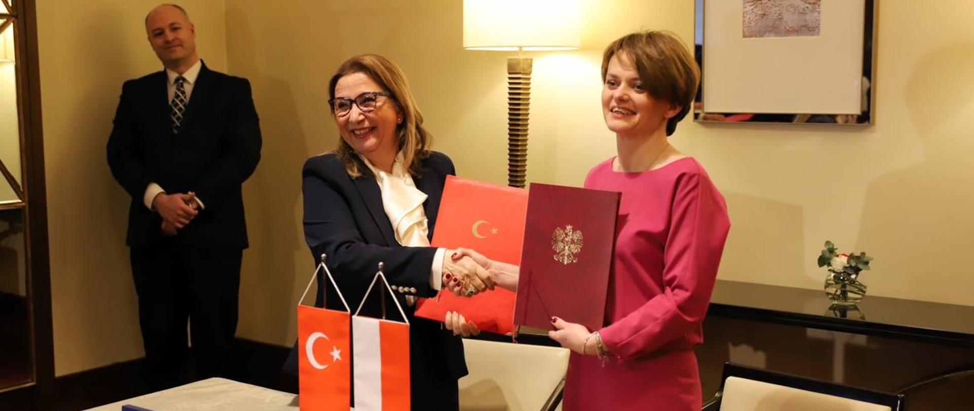 Minister przedsiębiorczości i technologii Jadwiga Emilewicz oraz minister handlu Republiki Turcji Ruhsar Pekcan