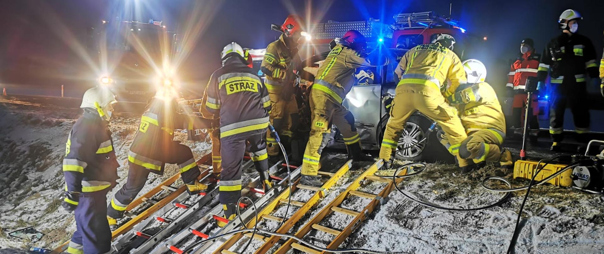 Na zdjęciu ratownicy PSP i OSP podczas czynności ratowniczych przy samochodzie osobowym