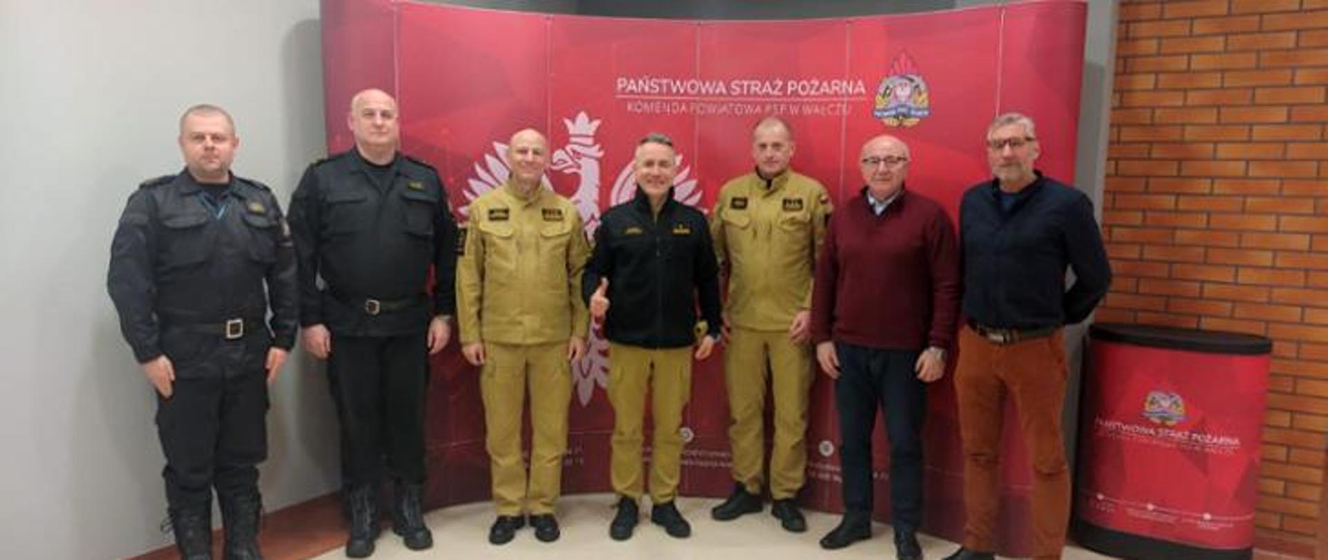 Zdjęcie przedstawie od lewej: zastępcę Komendanta Powiatowego PSP w Wałczu, Komendanta Powiatowego PSP w Wałczu, Dyrektora Biura KG PSP, Komendanta Głównego PSP, Komendanta Wojewódzkiego PSP w Szczecinie, Starostę Wałeckiego i zastępce Wójta Gminy Wałcz
