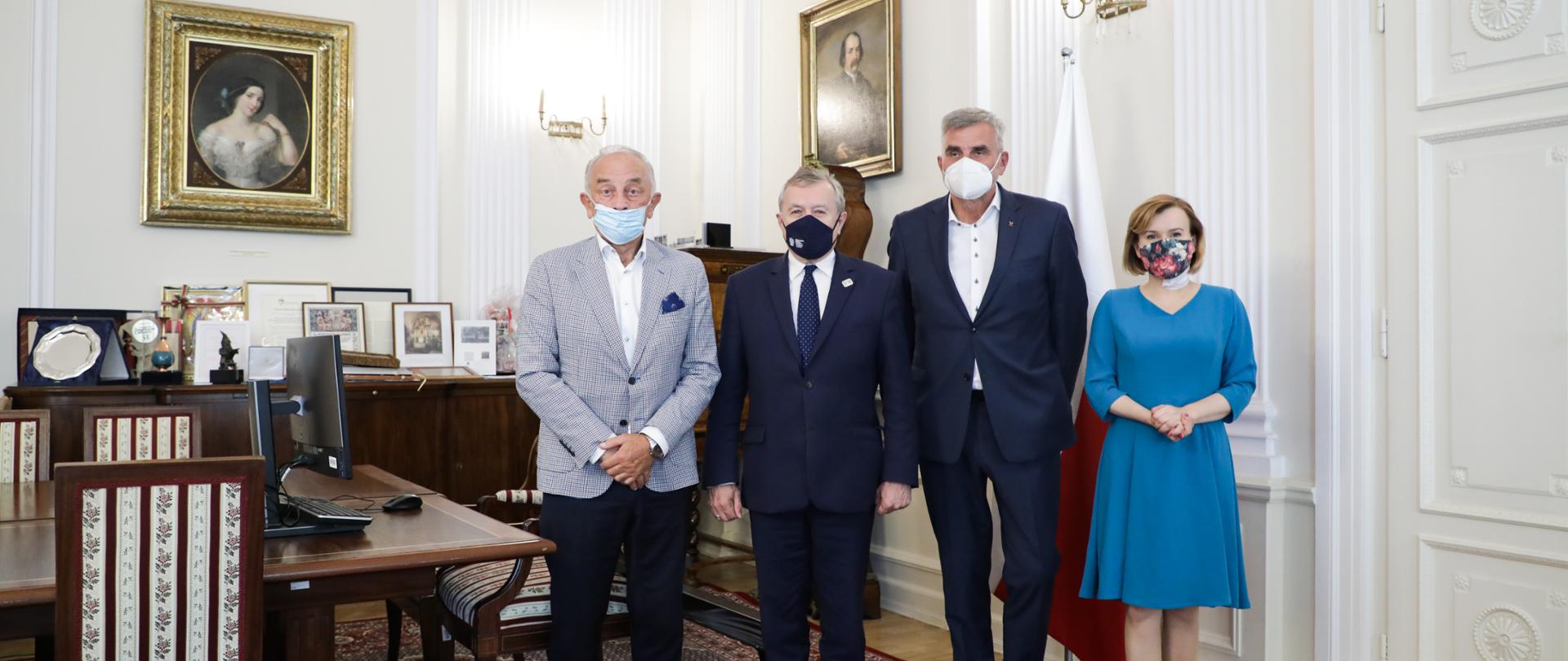 Wicepremier Piotr Gliński przekazał gratulacje prezesom polskich związków sportowych – PZKaj i PZTW, fot. Danuta Matloch