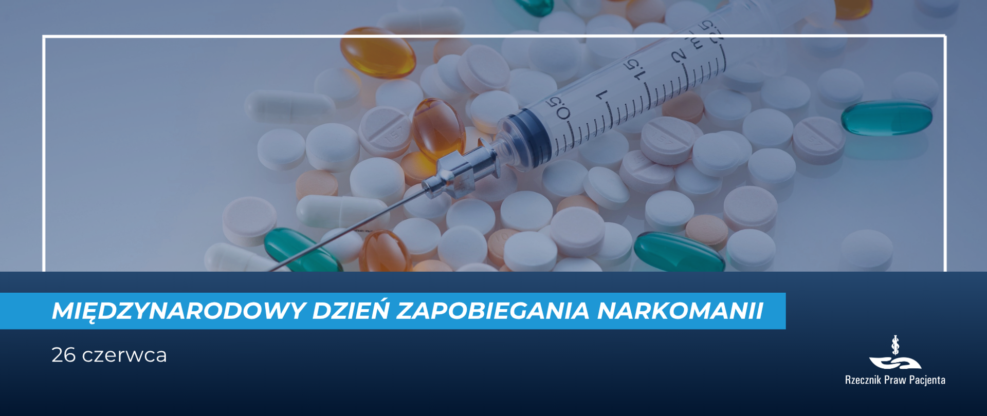 Tabletki i strzykawka na stole