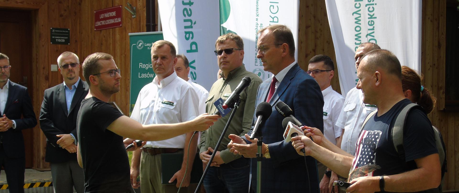 Wiceminister Edward Siarka podczas briefingu prasowego