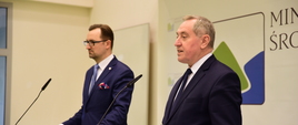Wiceminister środowiska Sławomir Mazurek i minister środowiska Henryk Kowalczyk