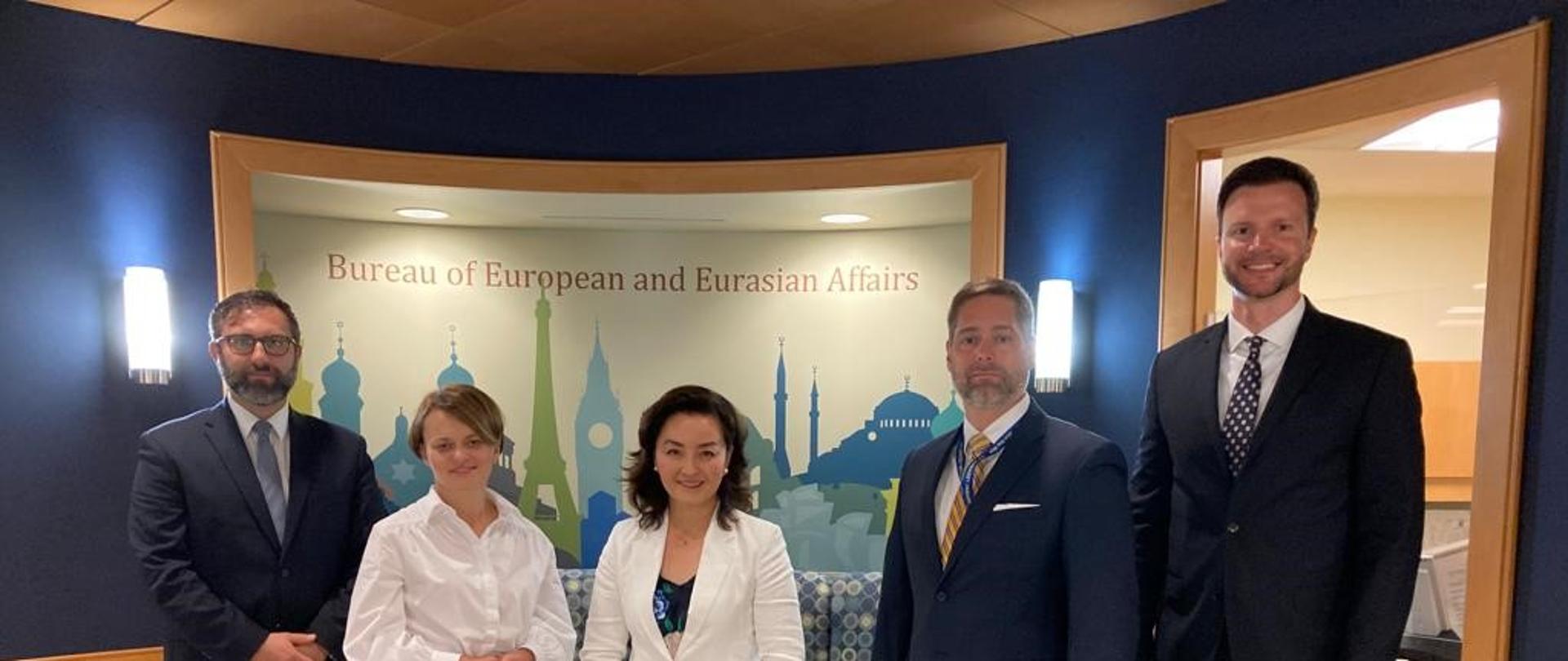 Pięć osób stoi obok siebie. Druga od lewej stoi wiceminister Jadwiga Emilewicz. 