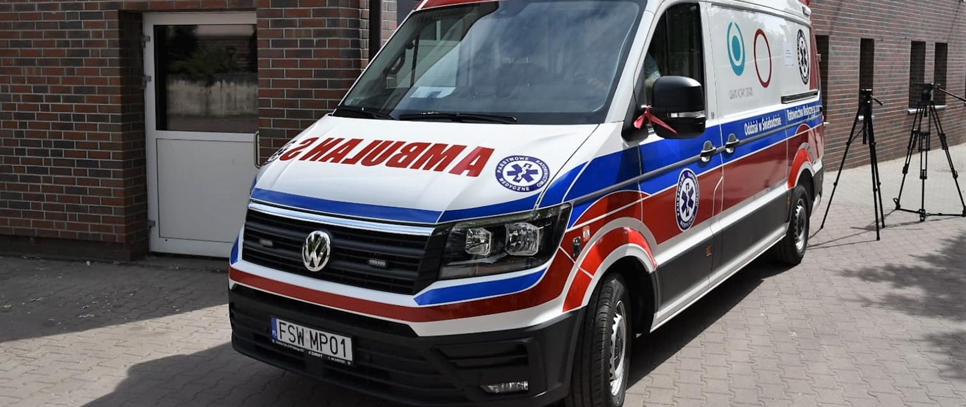 Ambulans stoi przed wejściem na SOR
