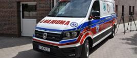 Ambulans stoi przed wejściem na SOR
