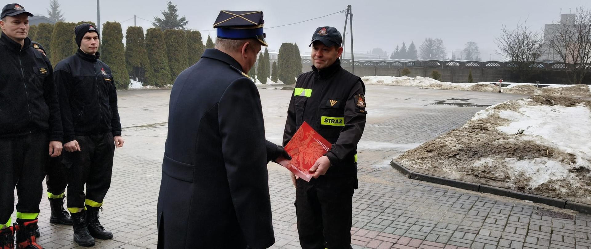 Na zdjęciu uroczysta zmiana służby związana z obchodzonym jubileuszem 25-lecia służby i pracy
