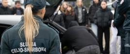 Uczniowie i funkcjonariusze Służby Celno-Skarbowej przy samochodzie