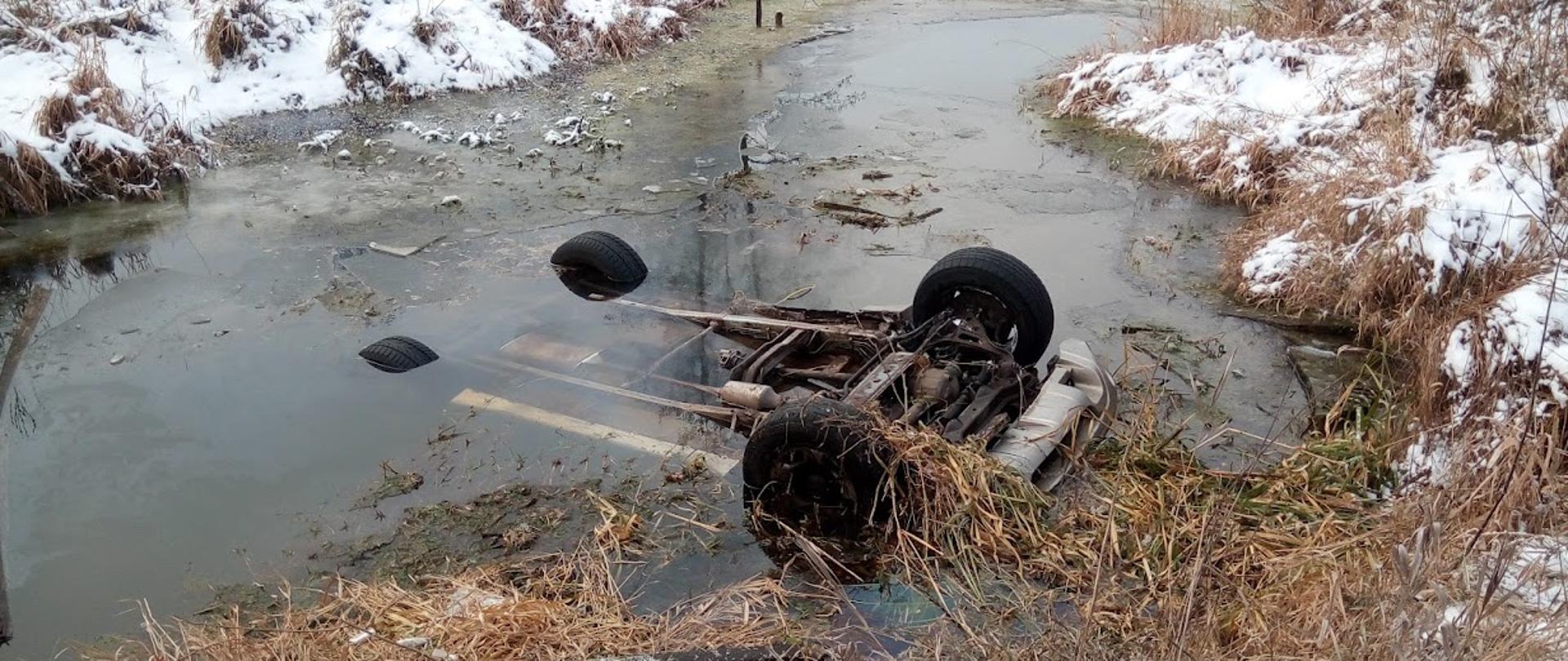 Kożyno - samochód osobowy wpadł do rzeki (01.12.2023r.)