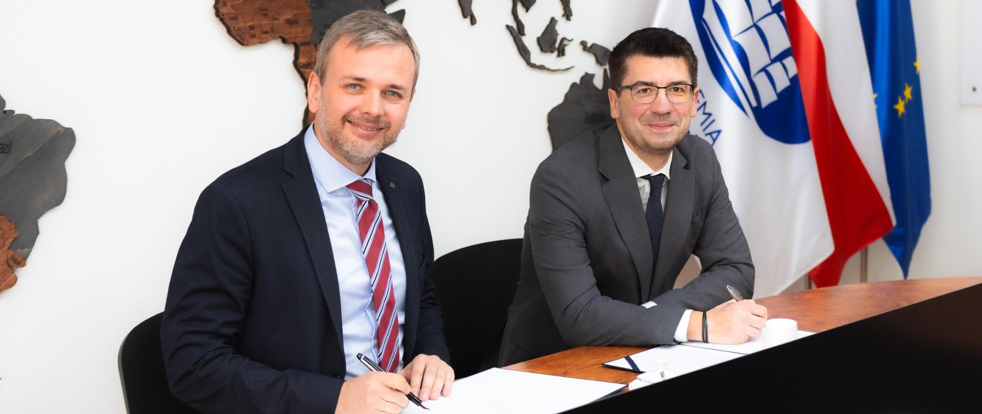 Od lewej Rektor Akademii Leona Koźmińskiego prof. dr hab. Grzegorz Mazurek i Prezes Prokuratorii Generalnej RP Mariusz Haładyj 