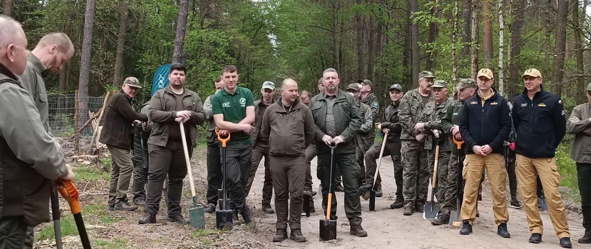 Spotkanie uczestników przed sadzeniem lasu