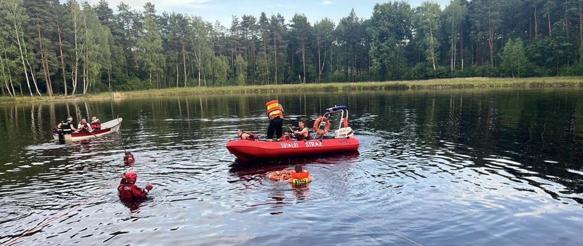 Strażacy przeszukują zbiornik wodny w lesie
