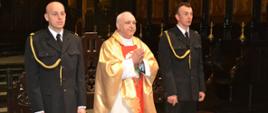 Na zdjęciu ksiądz prałat Mieczysław Rusin oraz dwóch strażaków podczas celebry mszy święte