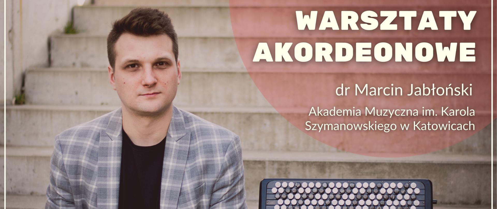Plakat informujący o warsztatach akordeonowych. W górnej części plakatu mężczyzna w czarnej koszulce i niebiesko- białej marynarce w kratkę , obok akordeon guzikowy w kolorze niebiesko- białym. W dolnej części informacja o warsztatach dla PSM I i II stopnia w Zabrzu i PSM I st. w Tarnowskich Górach oraz o dacie i miejscu organizacji warsztatów (10.03.2023 w PSM w Zabrzu)