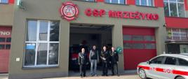 Komendanci stoją przez remizą OSP Mrzeżyno, na bliższym planie SOp 440-90 z KP PSP Gryfice