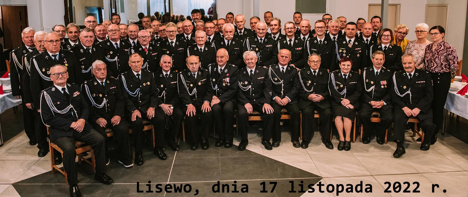 Na zdjęciu znajdują się wszyscy uczestnicy Powiatowego Zjazdu Seniorów Pożarnictwa z terenu powiatu chełmińskiego. Zdjęcie wykonano w restauracji "Nad Stawem" w Lisewie.