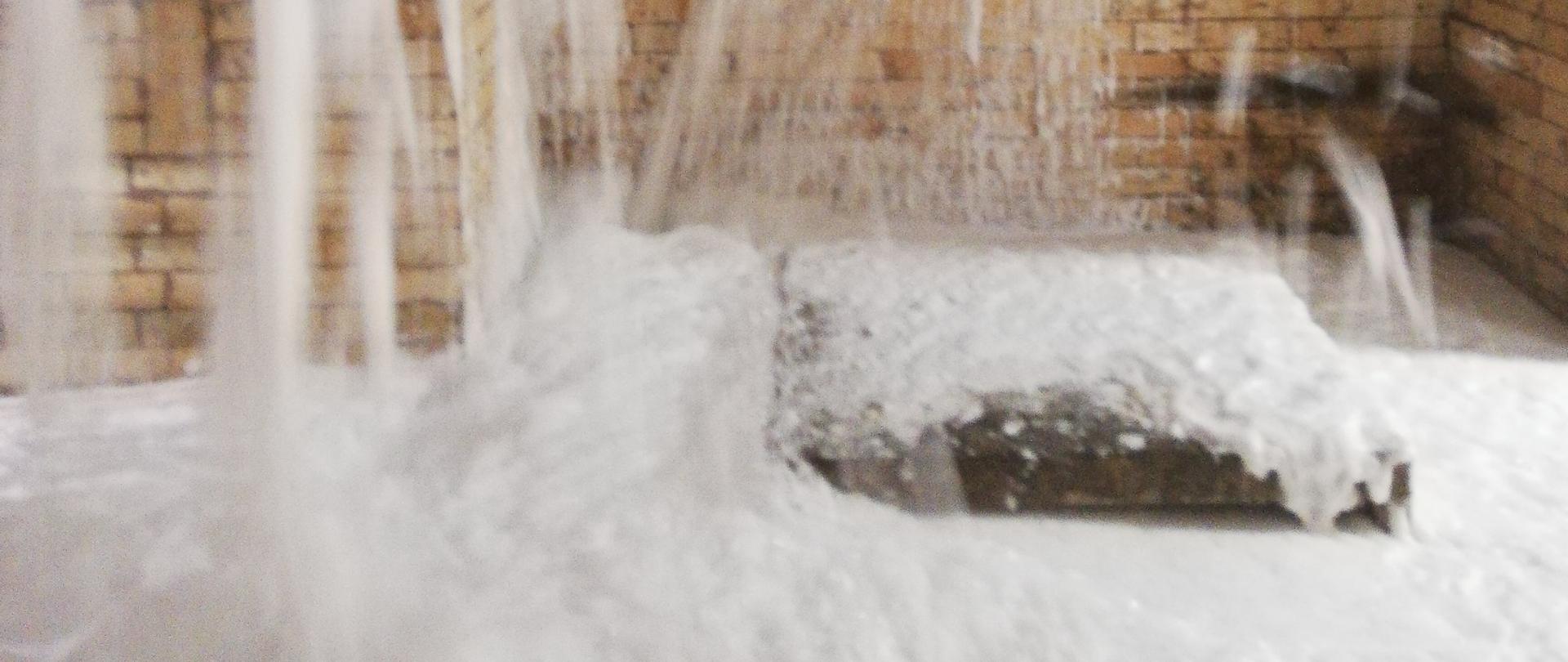 Wypełnianie wanny pianą średnią.