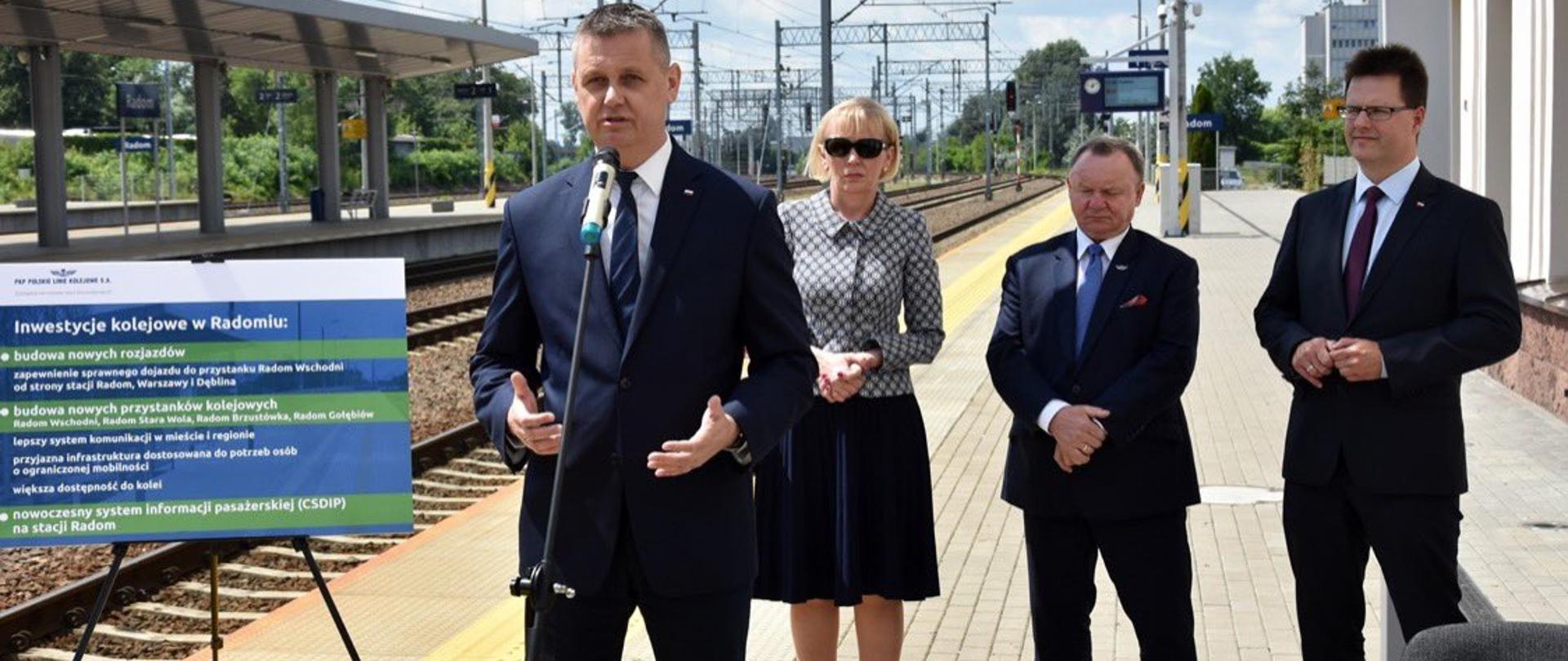 PKP Polskie Linie Kolejowe S.A. podpisały umowę o wartości 29,5 mln zł (netto) na budowę nowych rozjazdów na stacji w Radomiu. 