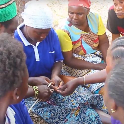 trwa produkcja rzeczy z bambusa - szkolenie