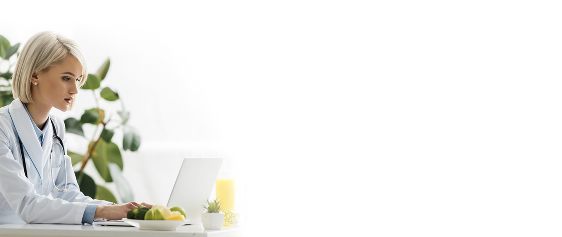 lekarz przed komputerem