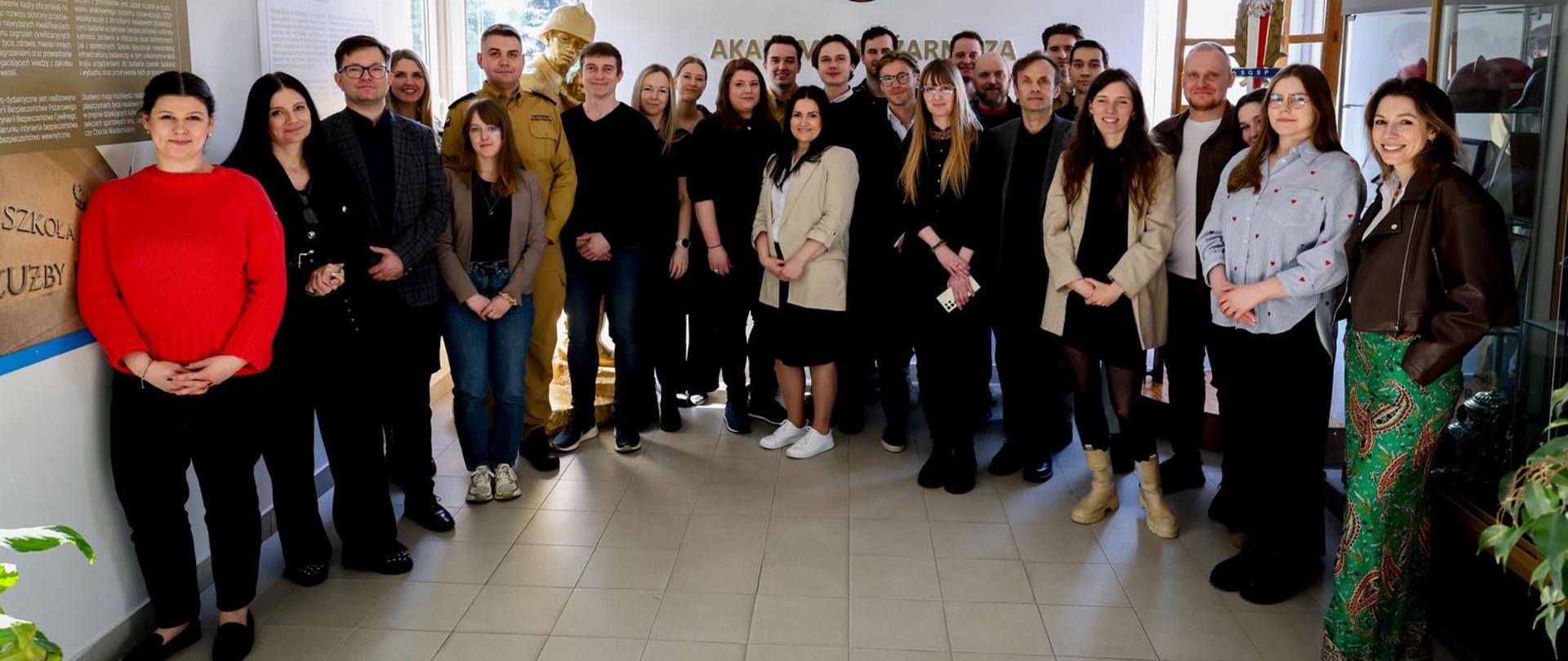 Zdjęcie grupowe. Kilkanaście osób.