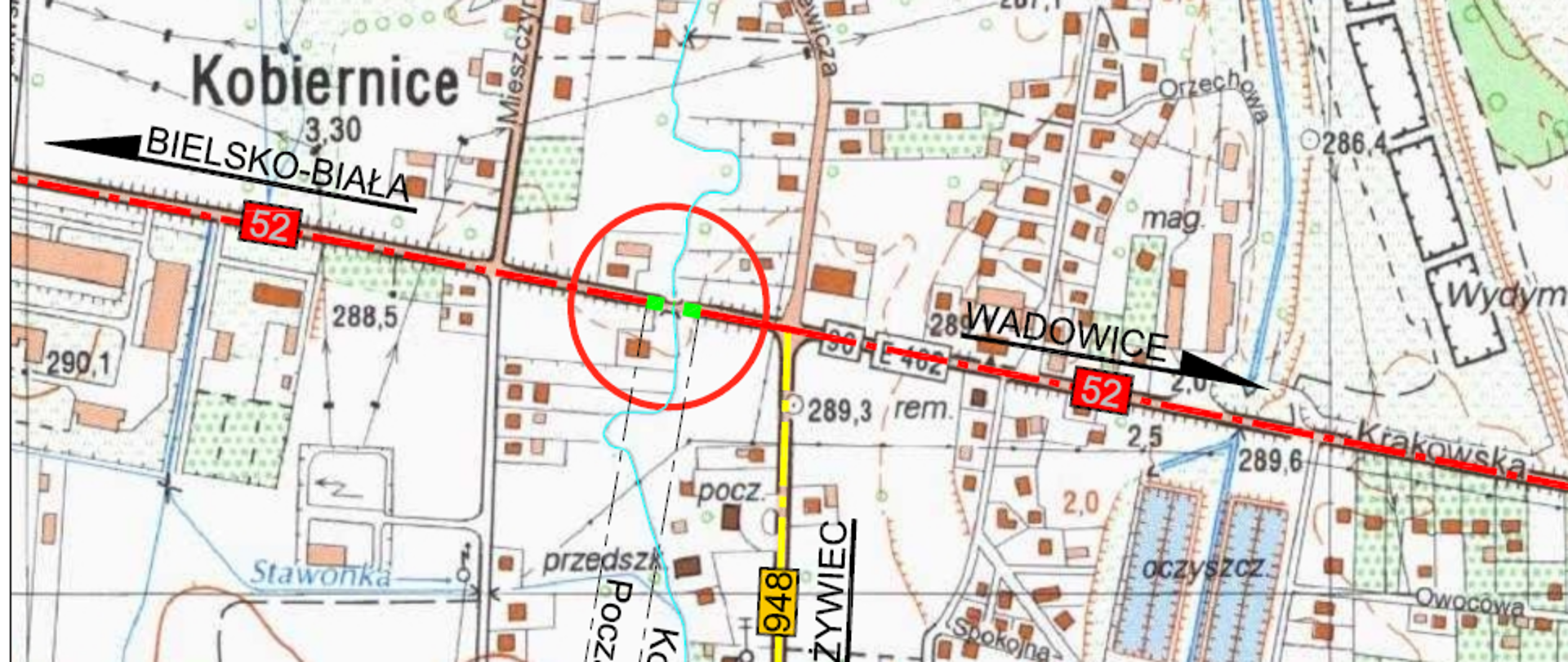 Mapa z naniesioną lokalizacją nowego mostu w ciągu drogi krajowej nr 52 w Kobiernicach. Na mapie widoczna liczna zabudowa indywidulna przecięta siecią dróg. W centralnej części mapy widoczna droga krajowa numer 52 relacji Bielsko-Biała - Wadowice oraz droga wojewódzka numer 948. Nowy most umiejscowiony jest w niedalekiej odległości, po zachodniej stronie skrzyżowania DK52 oraz DW 948. 