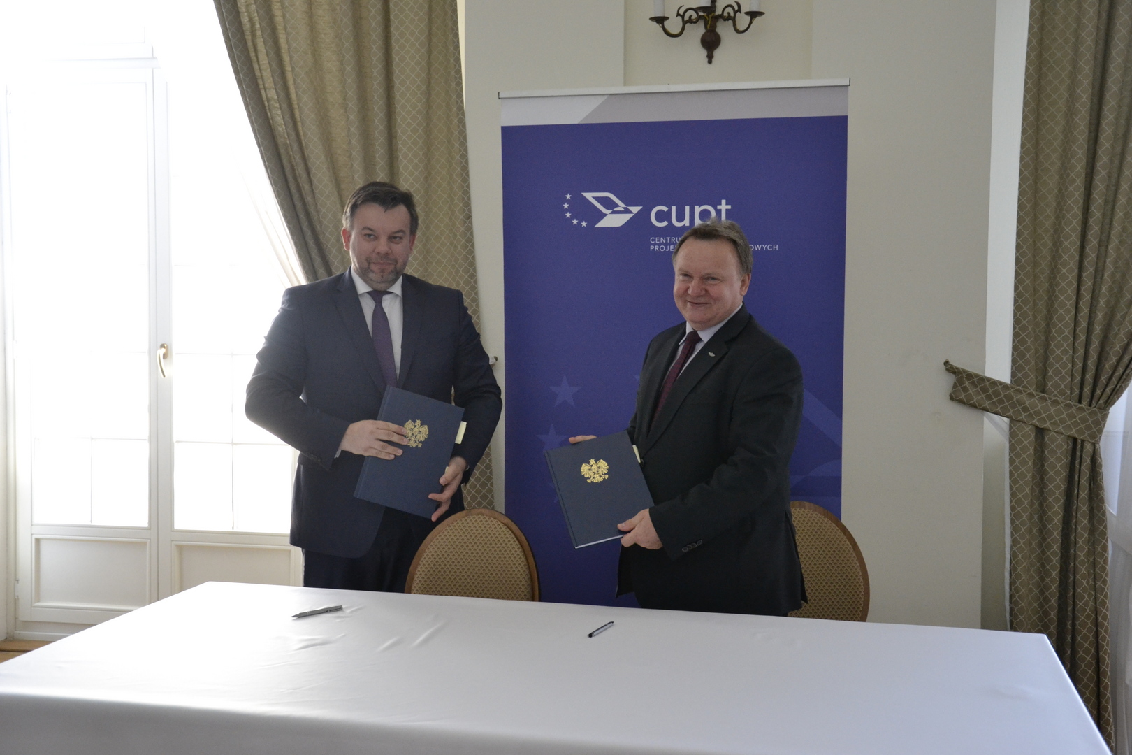 Umow podpisali p.o. dyrektor Centrum Unijnych Projektw Transportowych Przemysaw Gorgol i prezes Zarzdu PKP PLK SA Ireneusz Merchel