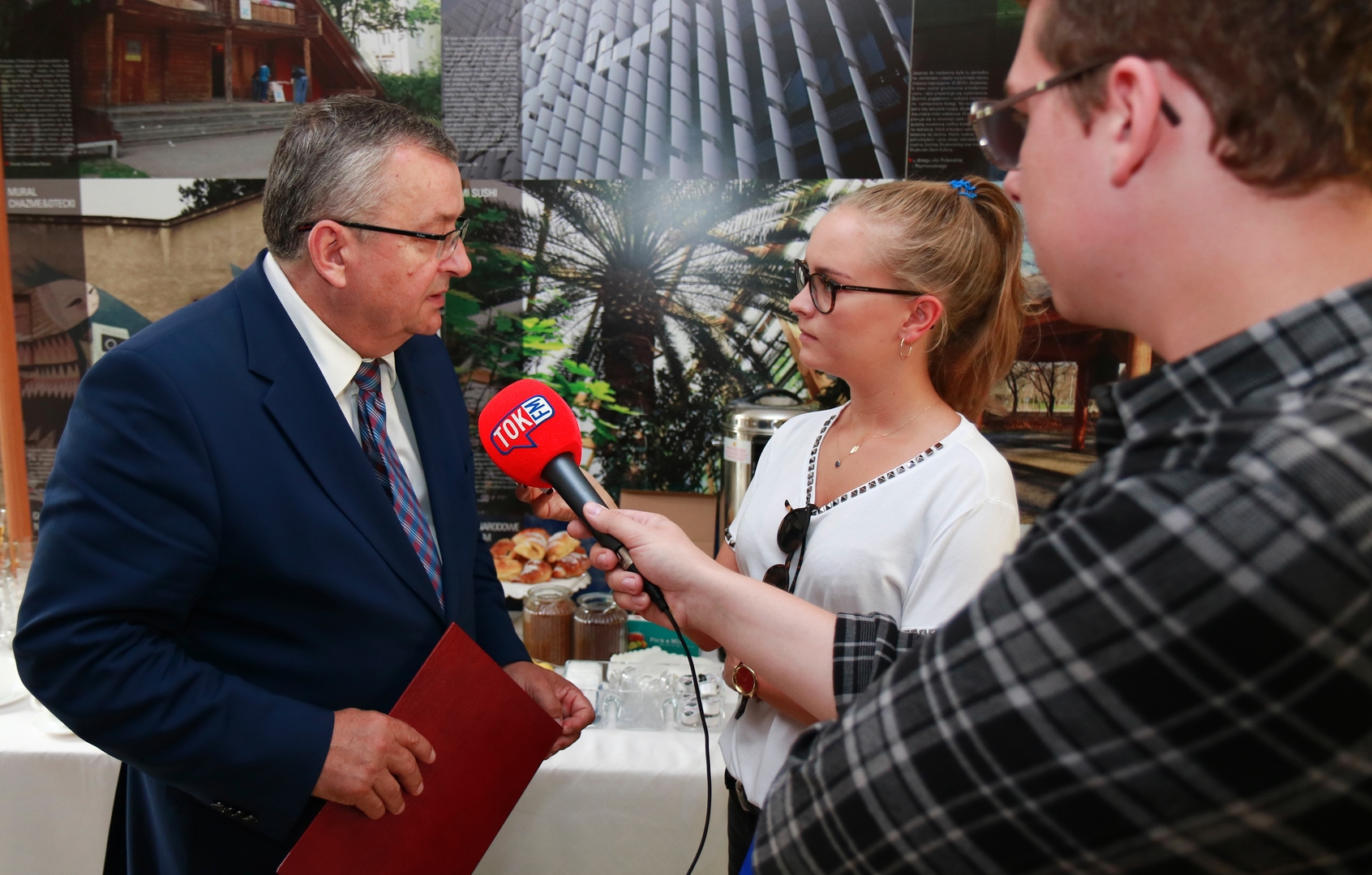 Minister Adamczyk odpowiada na pytania dziennikarzy
