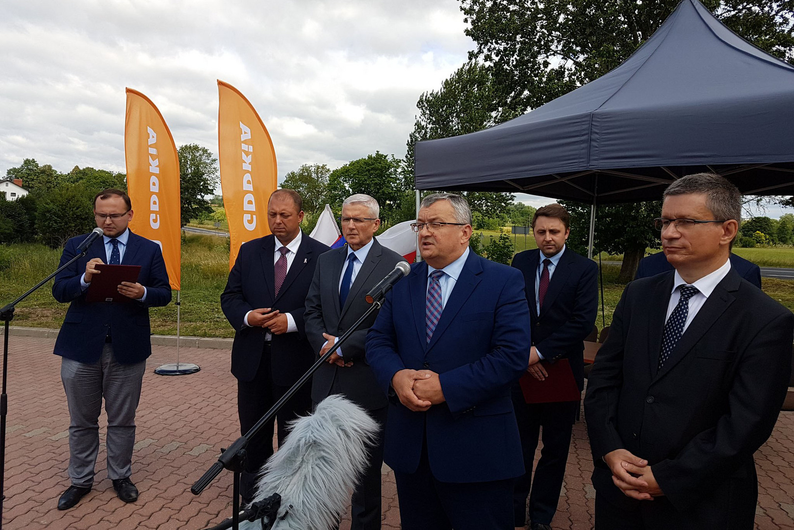 Minister Andrzej Adamczyk w czasie podpisania umowy na S61 Wysokie - Raczki