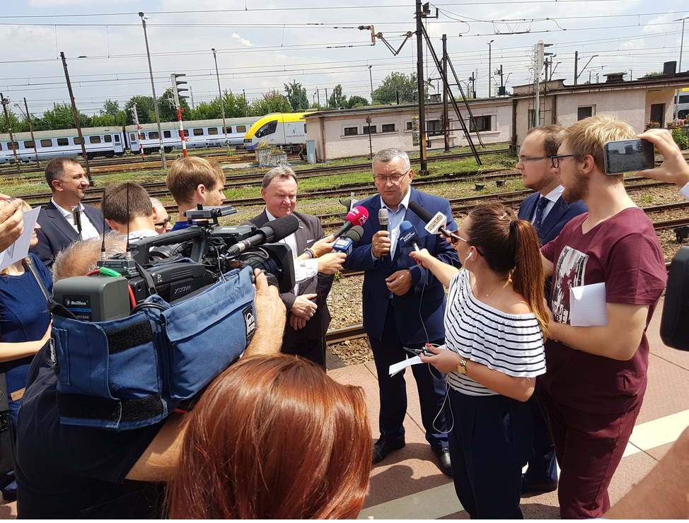Minister Andrzej Adamczyk odpowiada na pytania dziennikarzy