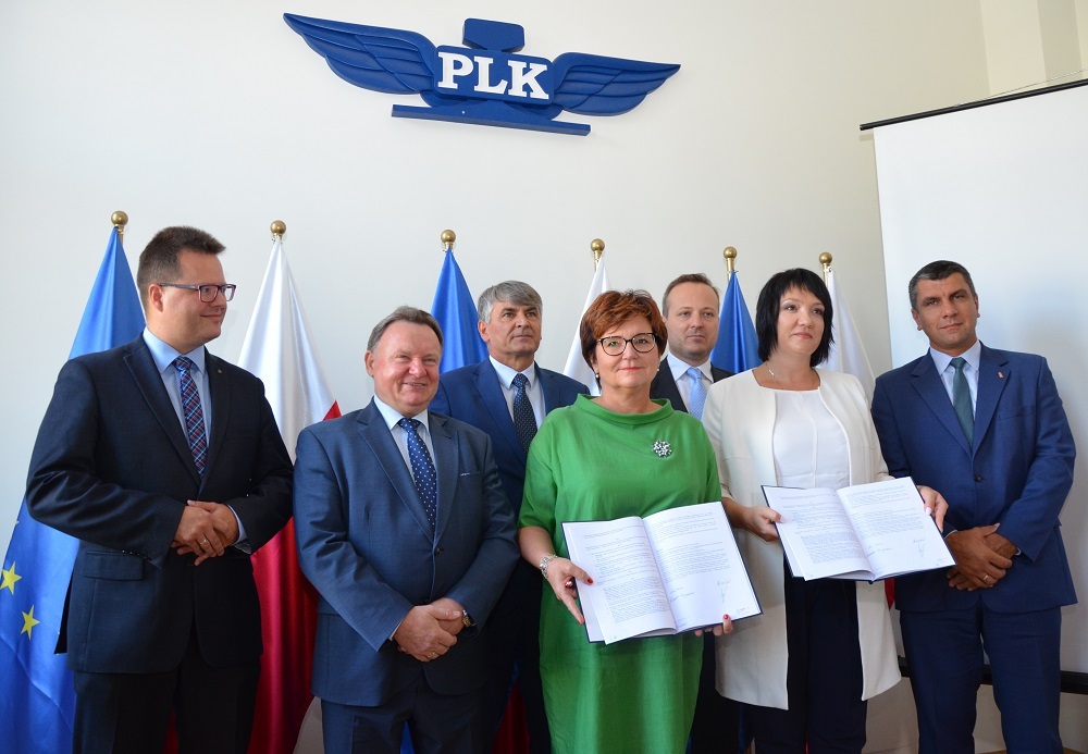 Porozumienie podpisane. Pierwszy z lewej wiceminister Andrzej Bittel, obok prezes PKL PLK Ireneusz Merchel