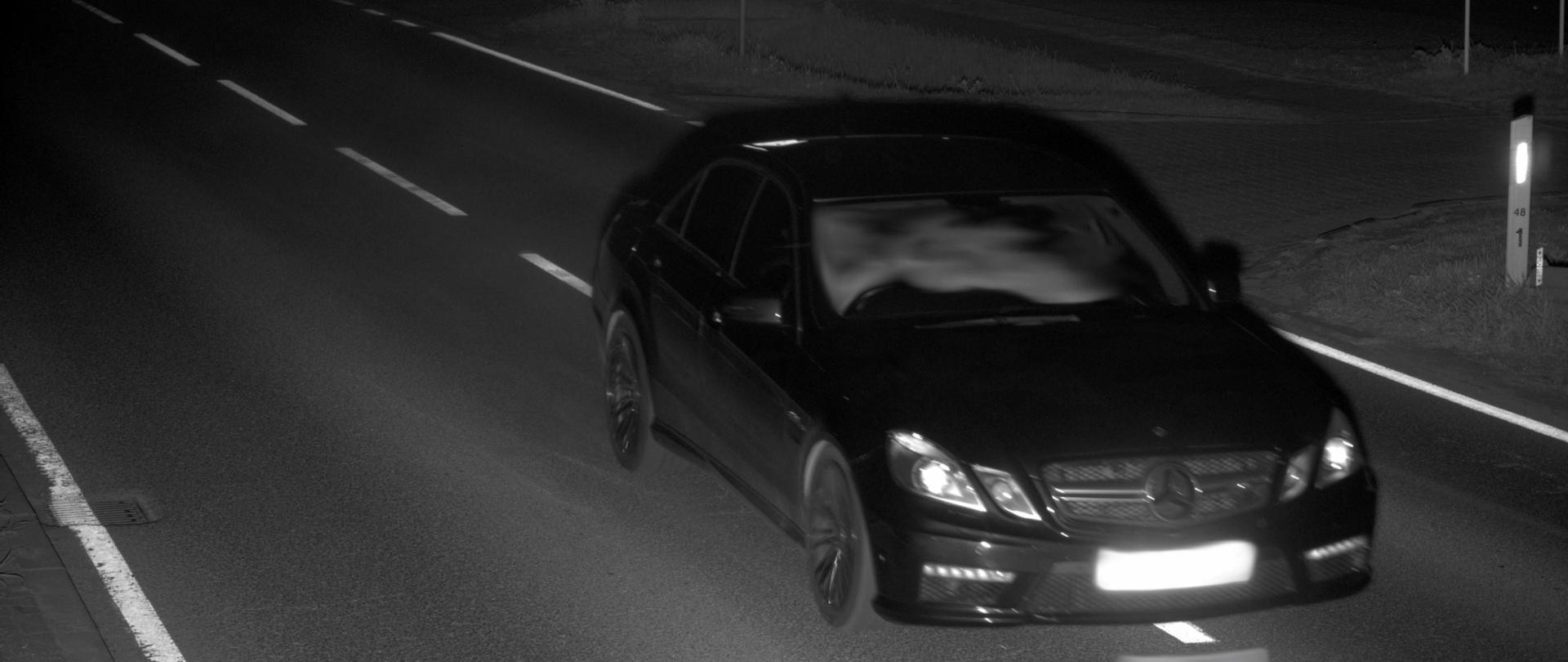 Czarny mercedes na zdjęciu z fotoradaru